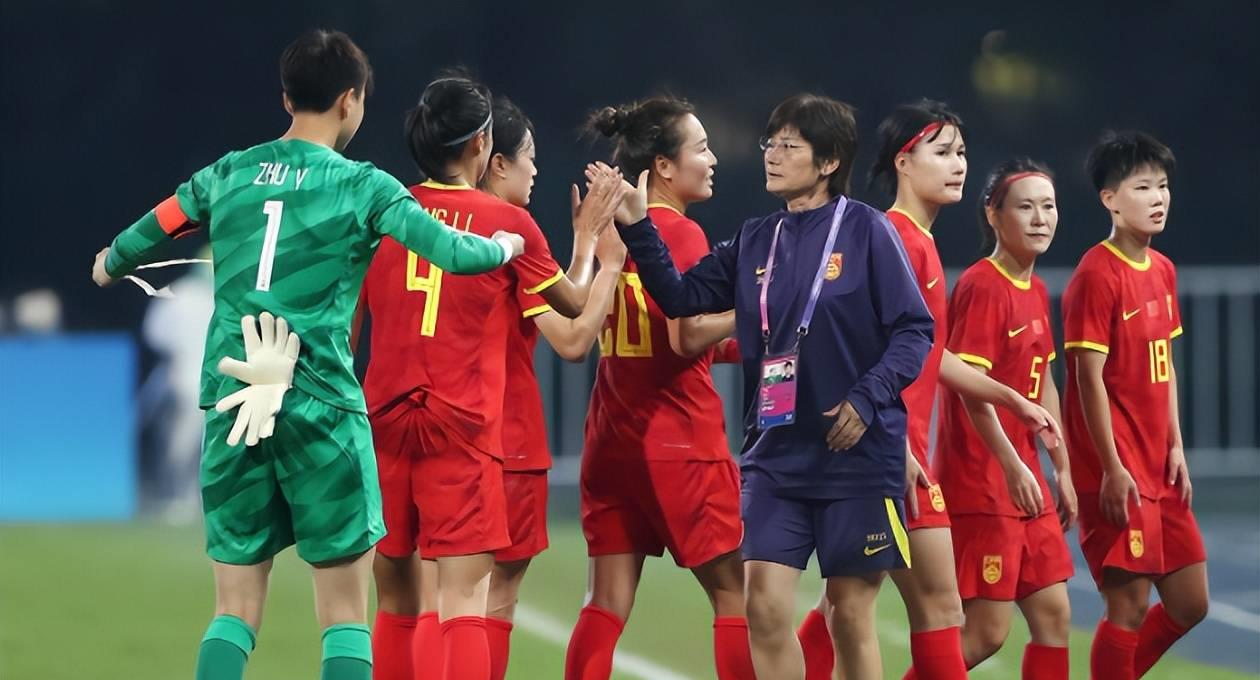中国女足面对强劲对手，团结一心