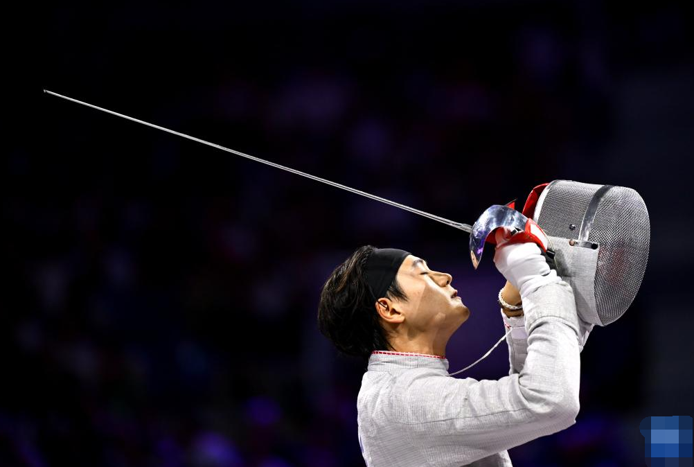 韩国男子击剑选手夺冠喜庆,娴熟技艺 韩国男子击剑选手夺冠喜庆,娴熟技艺