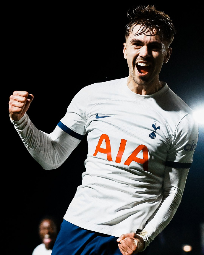 热刺客场险胜,继续领跑 热刺客场险胜,继续领跑