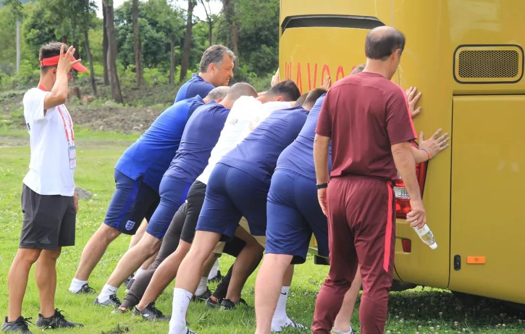 瓦伦西亚守门员被处罚,球队跌入泥潭 瓦伦西亚守门员被处罚,球队跌入泥潭