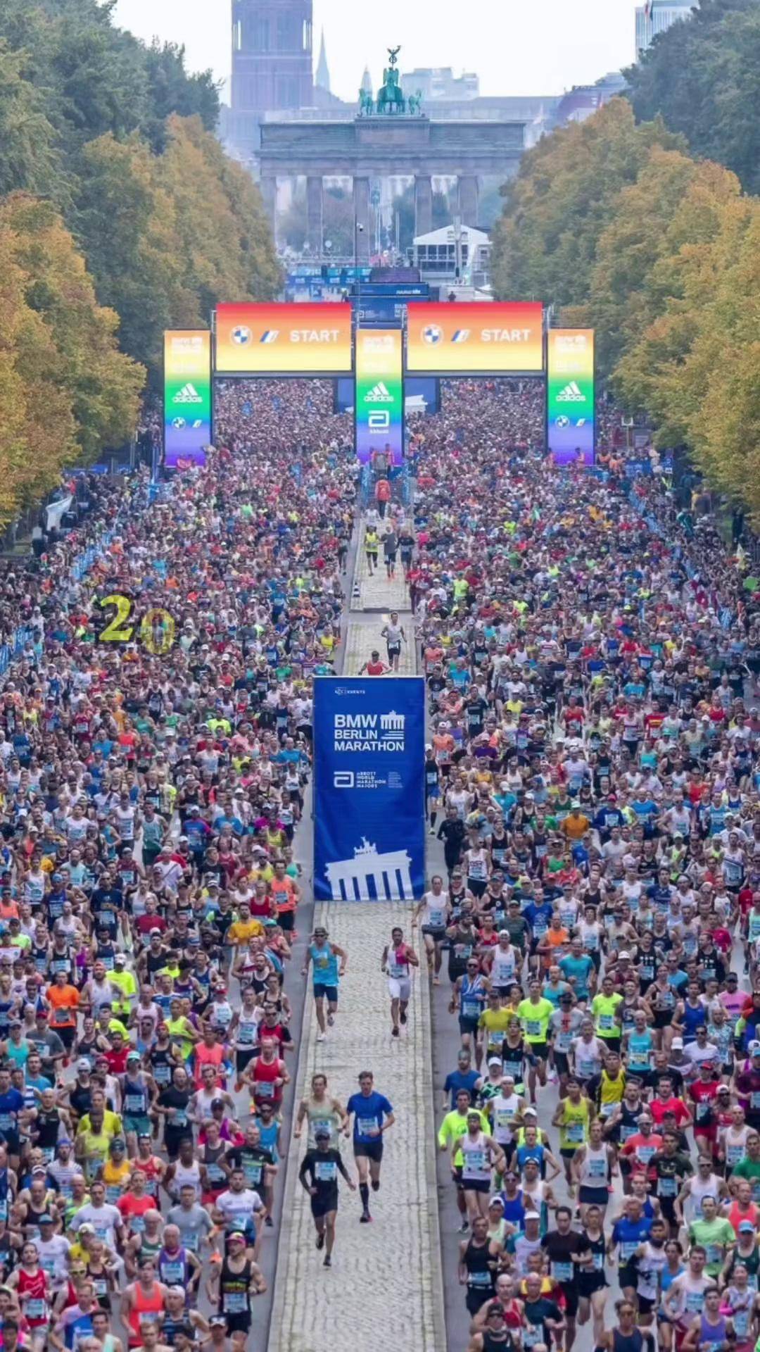 柏林田径赛场现场座无虚席,轰动一时 柏林田径赛场现场座无虚席,轰动一时